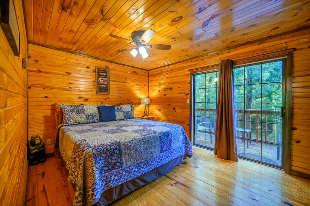 New! Play in Lukfata Creek! Hot Tub! Fire pit!
