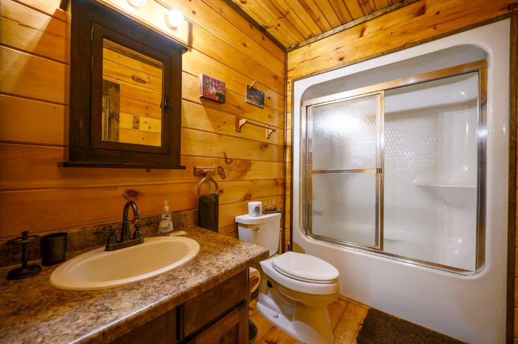 New! Play in Lukfata Creek! Hot Tub! Fire pit!
