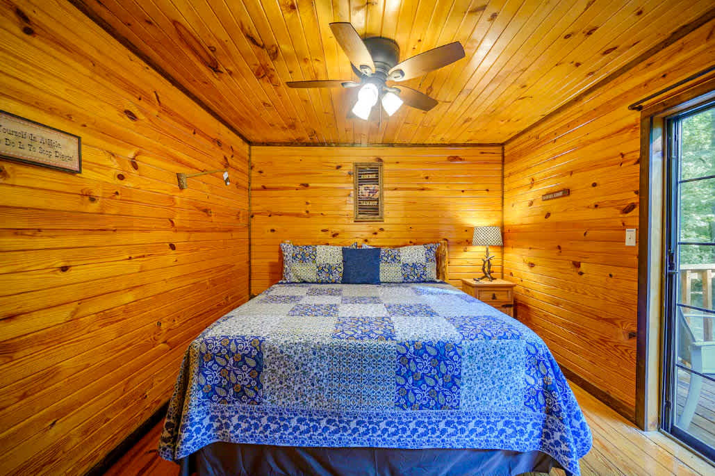 New! Play in Lukfata Creek! Hot Tub! Fire pit!