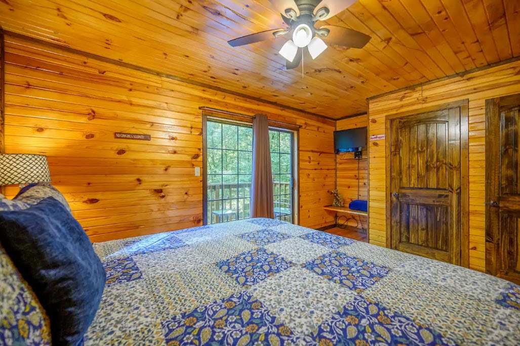 New! Play in Lukfata Creek! Hot Tub! Fire pit!