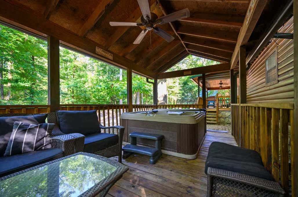 New! Play in Lukfata Creek! Hot Tub! Fire pit!