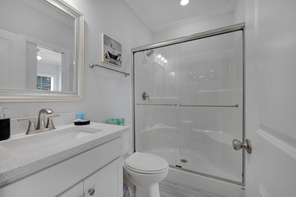 Hibiscus Hideaway Walk to Beach and Main Street