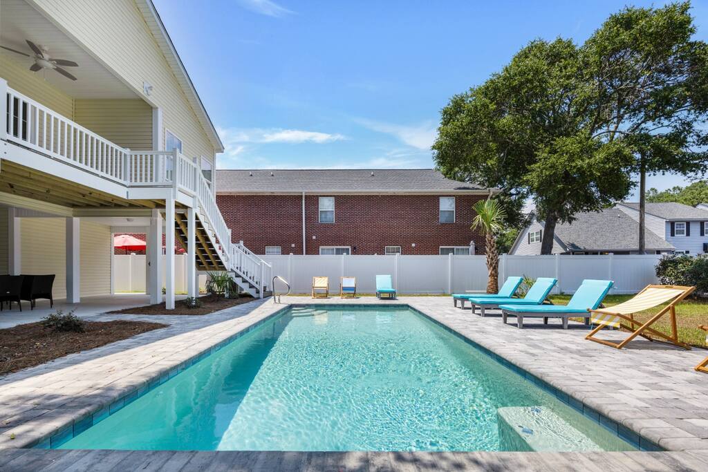 Hibiscus Hideaway Walk to Beach and Main Street