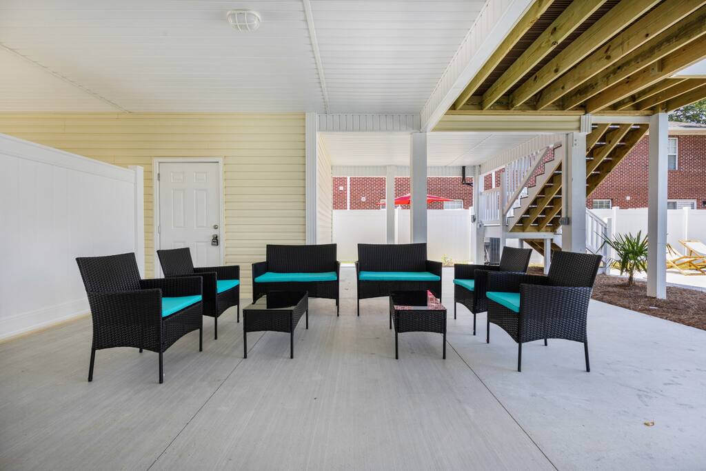 Hibiscus Hideaway Walk to Beach and Main Street