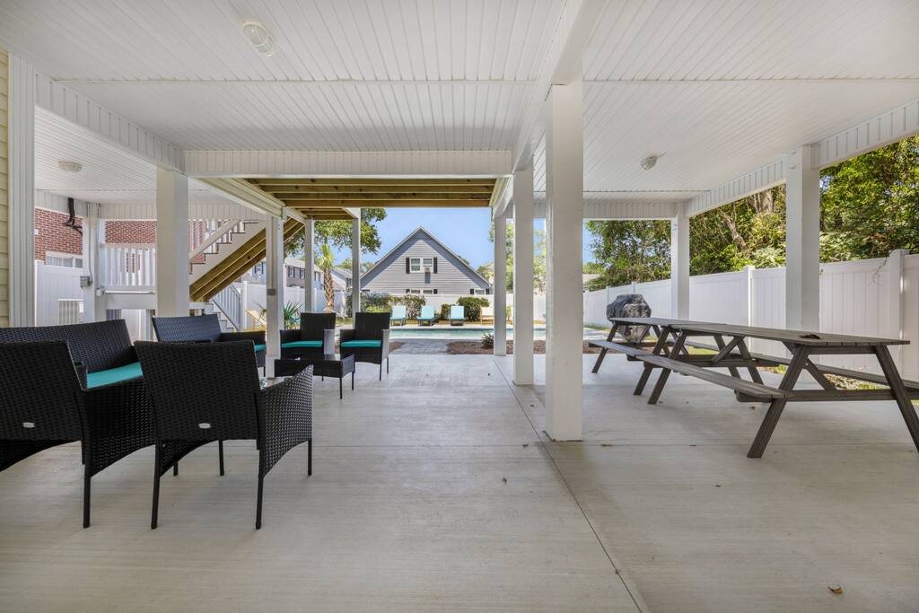 Hibiscus Hideaway Walk to Beach and Main Street