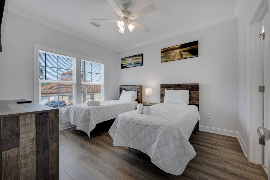 Hibiscus Hideaway Walk to Beach and Main Street