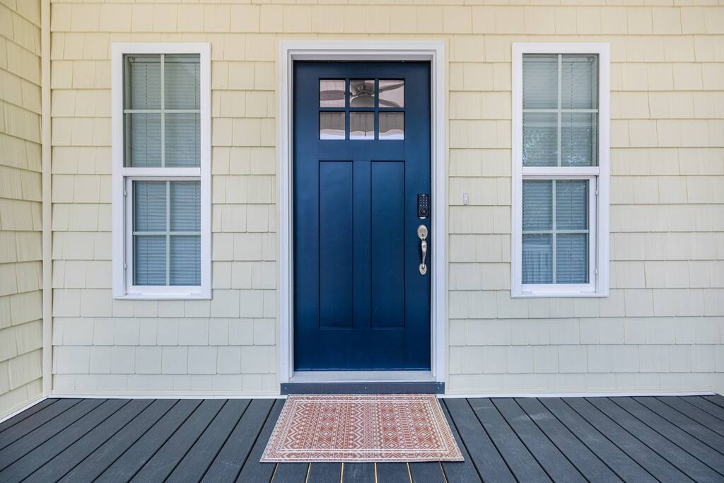 Hibiscus Hideaway Walk to Beach and Main Street