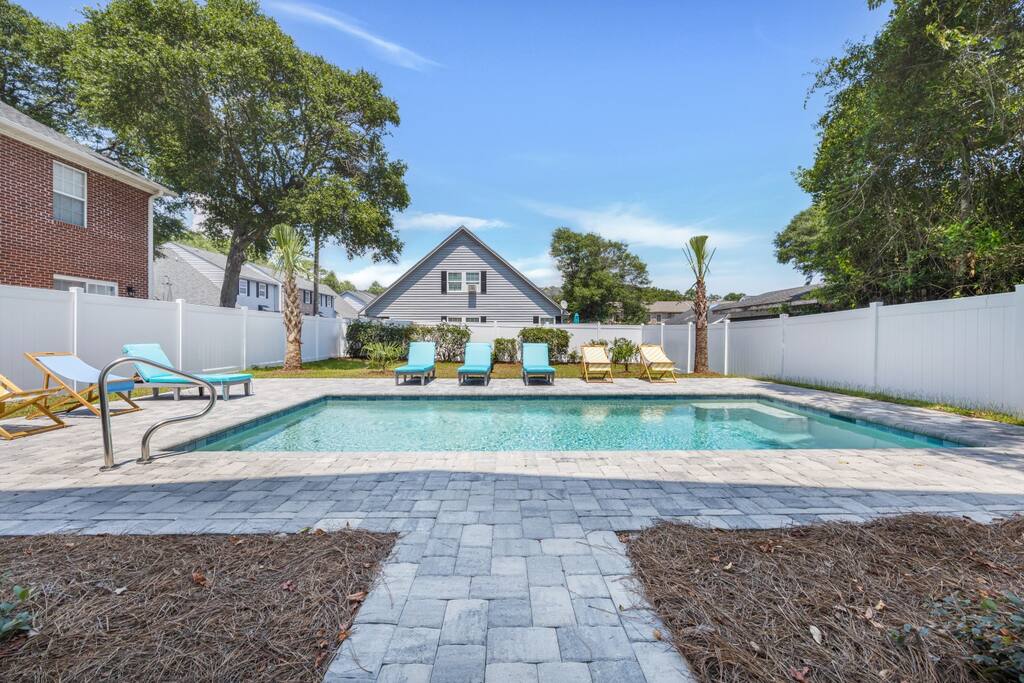 Hibiscus Hideaway Walk to Beach and Main Street