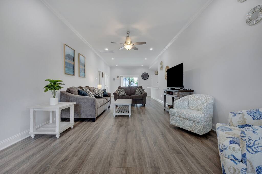 Hibiscus Hideaway Walk to Beach and Main Street