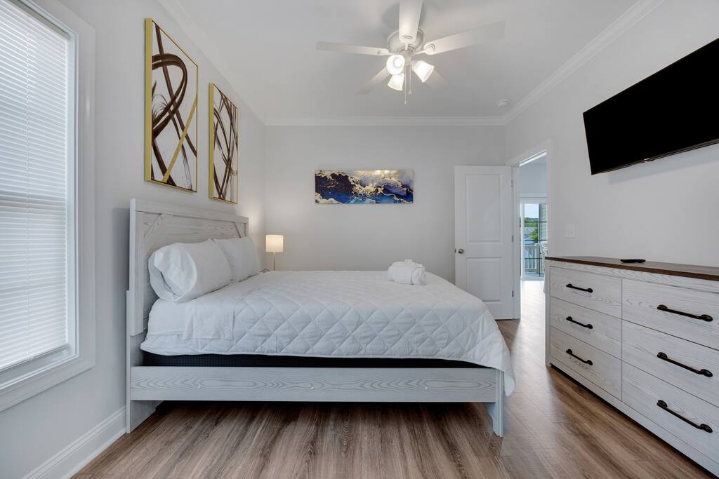 Hibiscus Hideaway Walk to Beach and Main Street