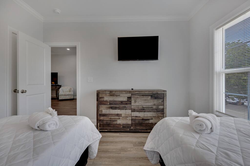 Hibiscus Hideaway Walk to Beach and Main Street