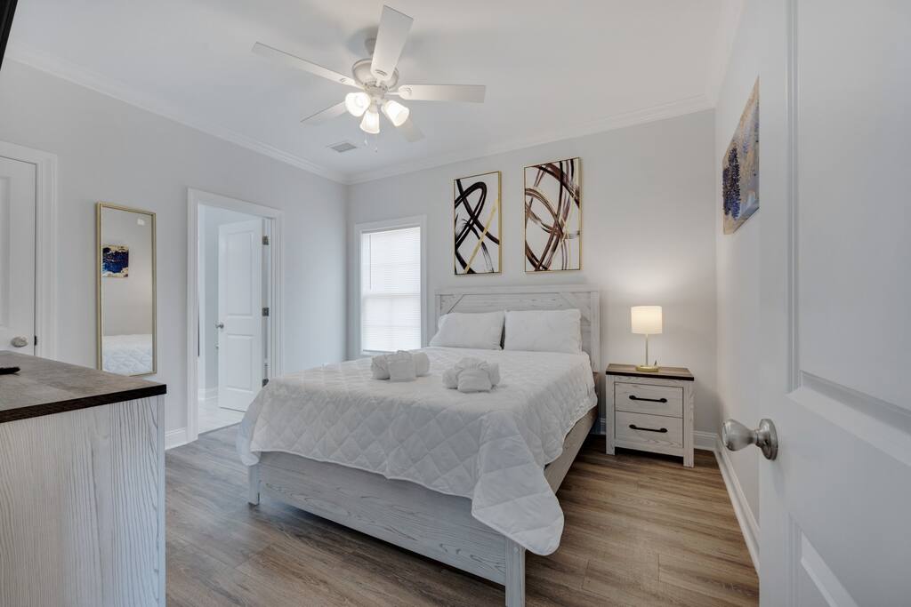 Hibiscus Hideaway Walk to Beach and Main Street