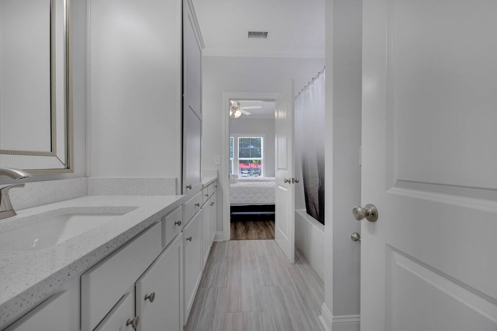 Hibiscus Hideaway Walk to Beach and Main Street