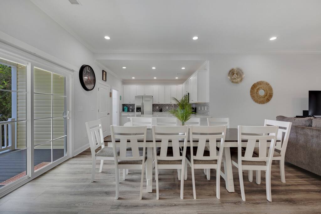 Hibiscus Hideaway Walk to Beach and Main Street