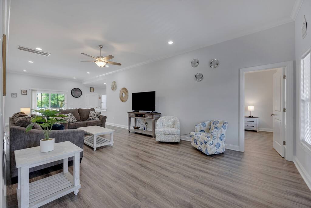 Hibiscus Hideaway Walk to Beach and Main Street