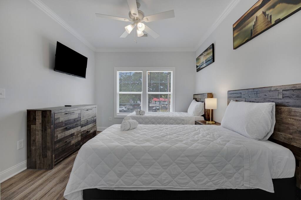 Hibiscus Hideaway Walk to Beach and Main Street