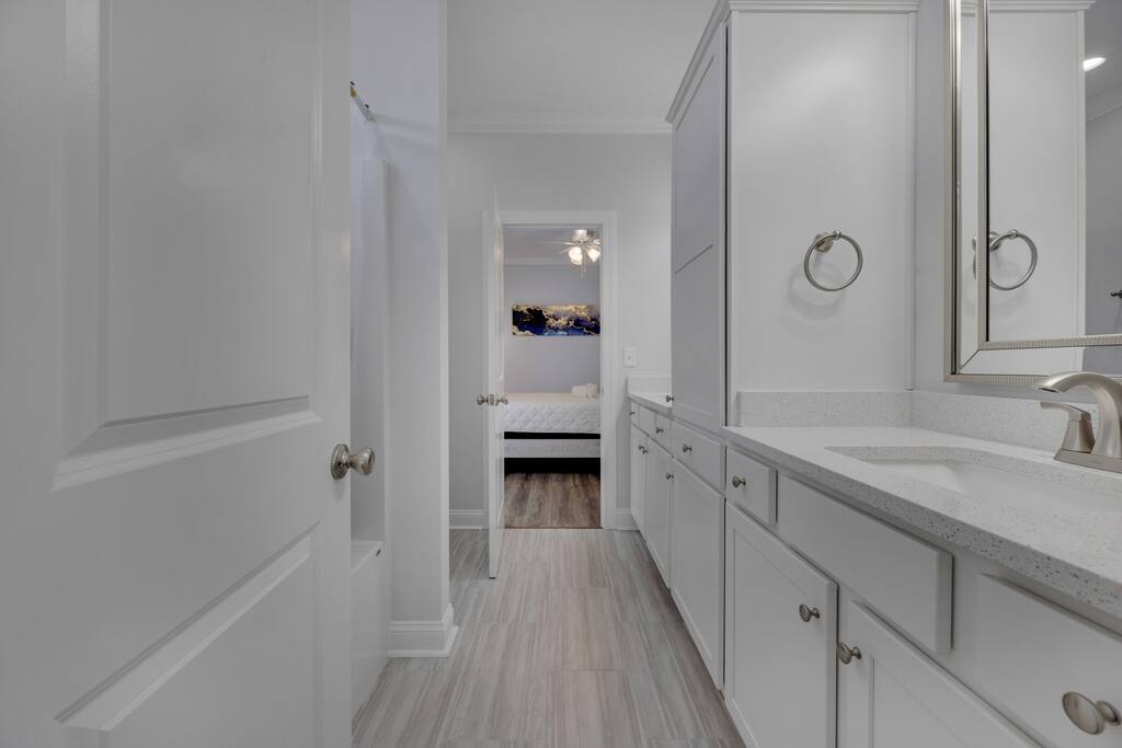 Hibiscus Hideaway Walk to Beach and Main Street