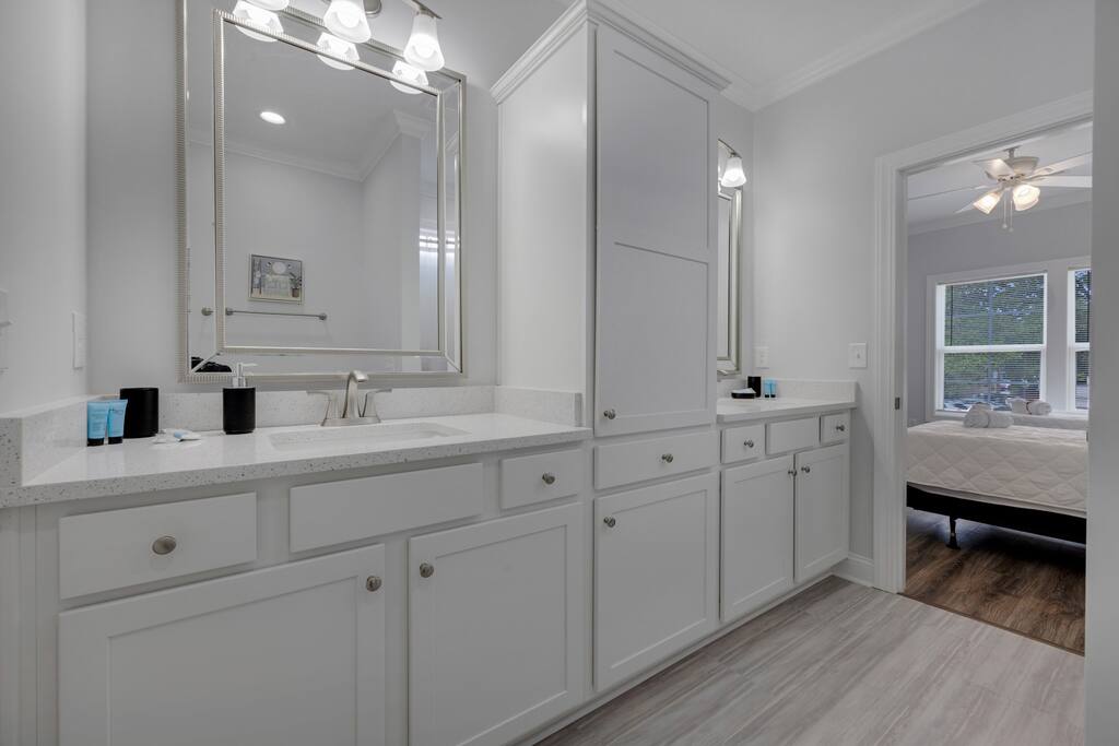 Hibiscus Hideaway Walk to Beach and Main Street