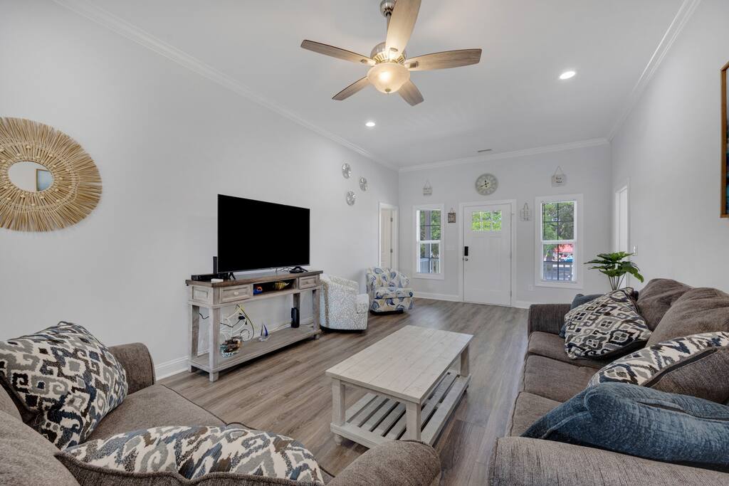 Hibiscus Hideaway Walk to Beach and Main Street