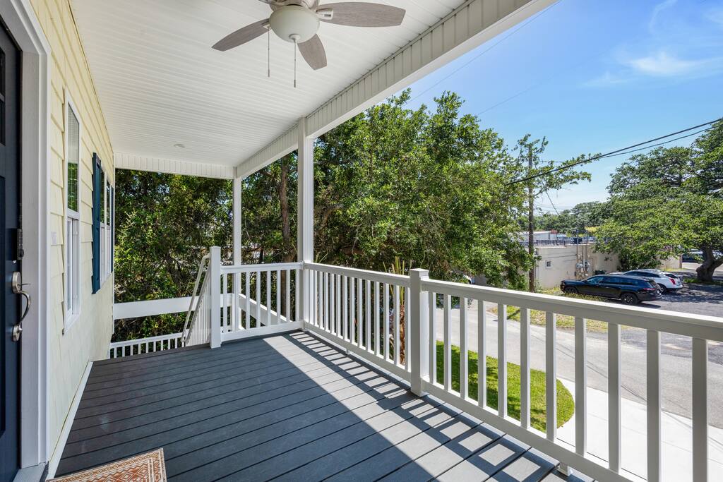 Hibiscus Hideaway Walk to Beach and Main Street