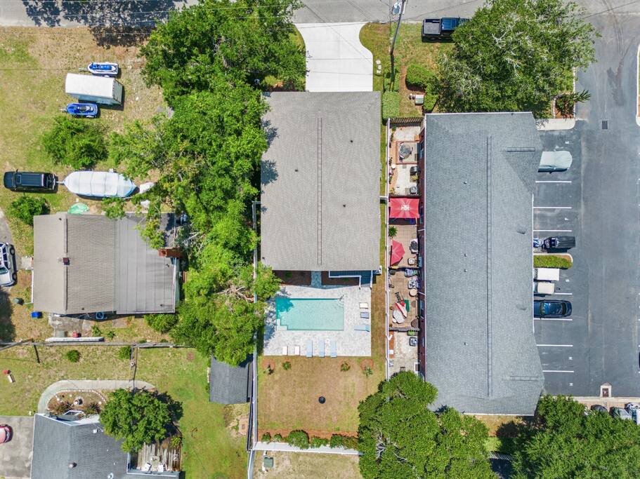 Hibiscus Hideaway Walk to Beach and Main Street