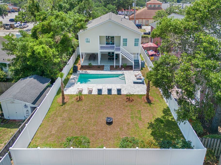 Hibiscus Hideaway Walk to Beach and Main Street