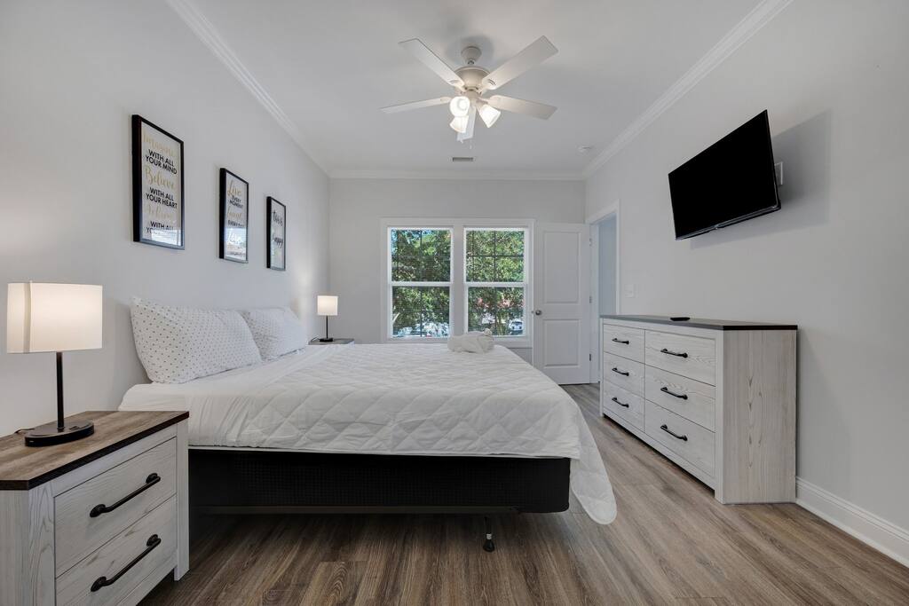 Hibiscus Hideaway Walk to Beach and Main Street