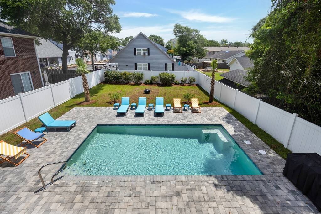 Hibiscus Hideaway Walk to Beach and Main Street