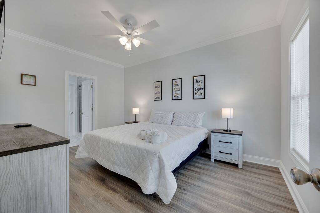 Hibiscus Hideaway Walk to Beach and Main Street