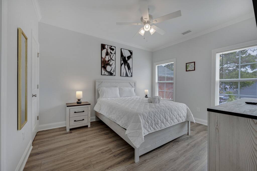 Hibiscus Hideaway Walk to Beach and Main Street