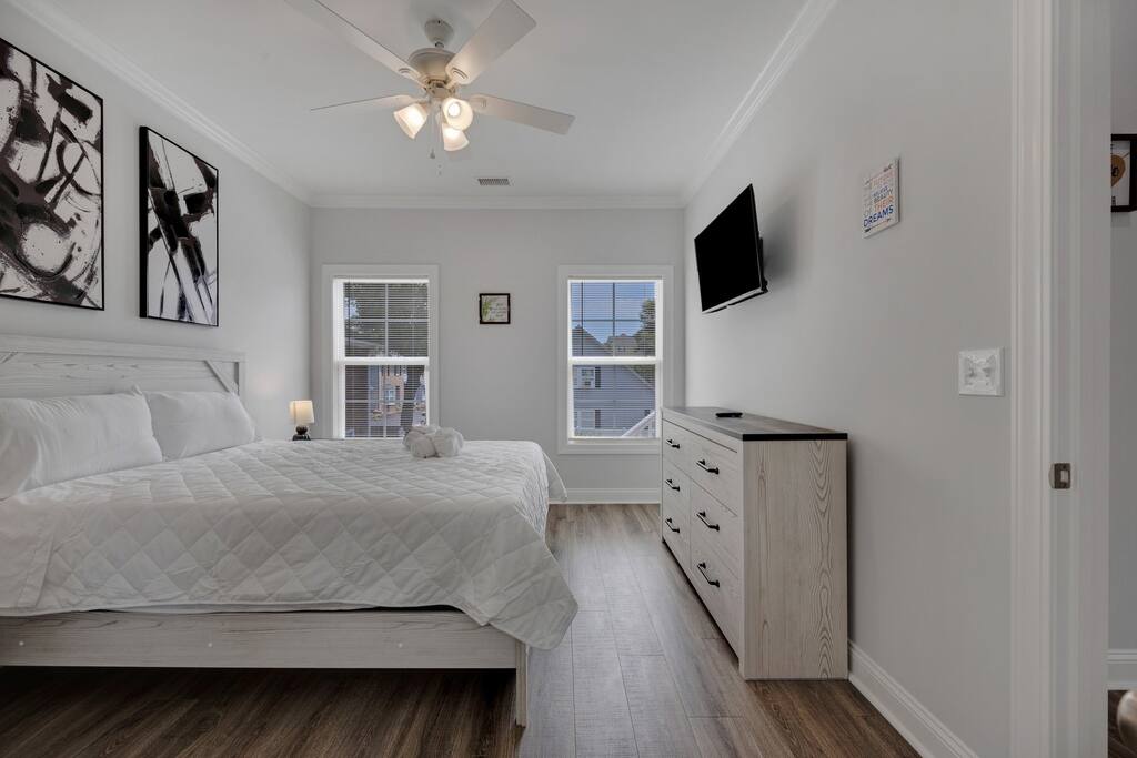 Hibiscus Hideaway Walk to Beach and Main Street