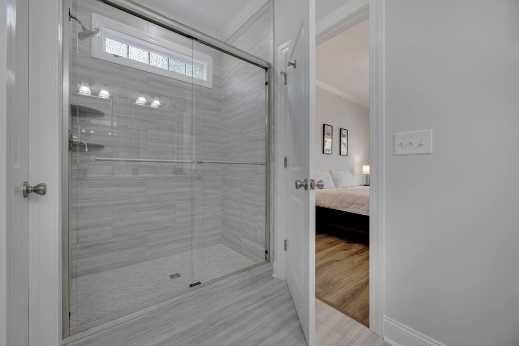 Hibiscus Hideaway Walk to Beach and Main Street