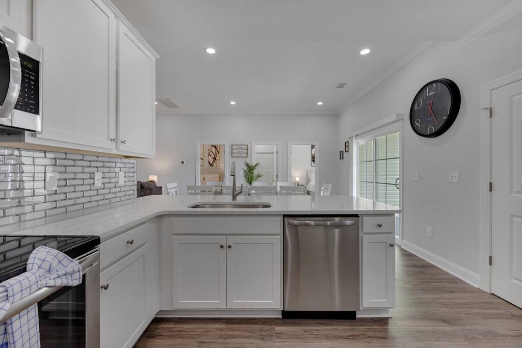 Hibiscus Hideaway Walk to Beach and Main Street