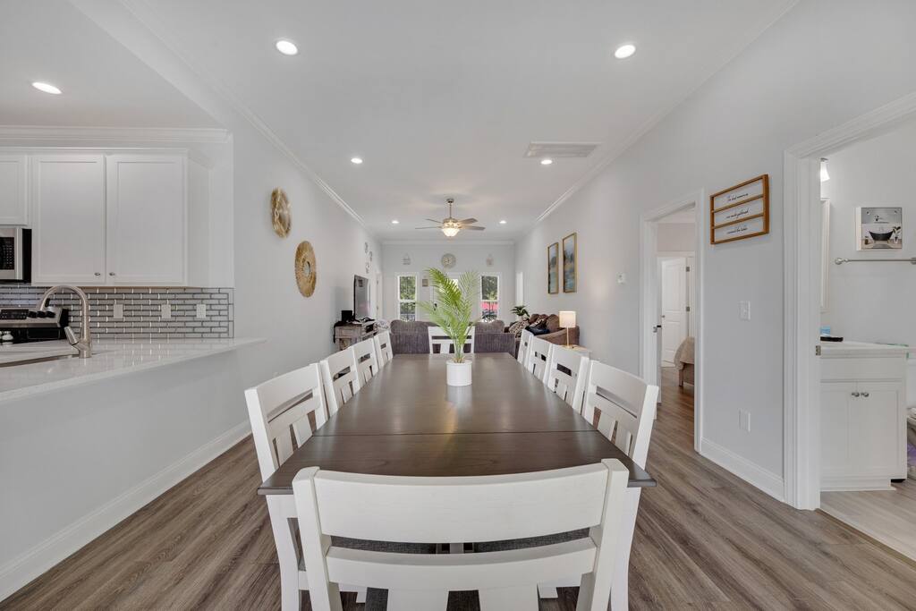 Hibiscus Hideaway Walk to Beach and Main Street