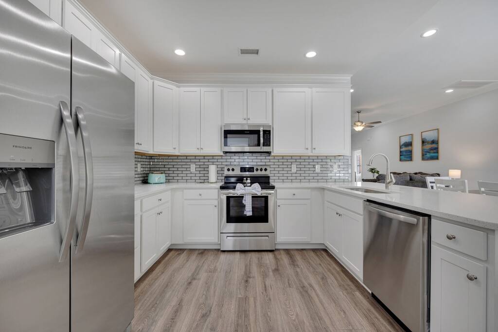 Hibiscus Hideaway Walk to Beach and Main Street