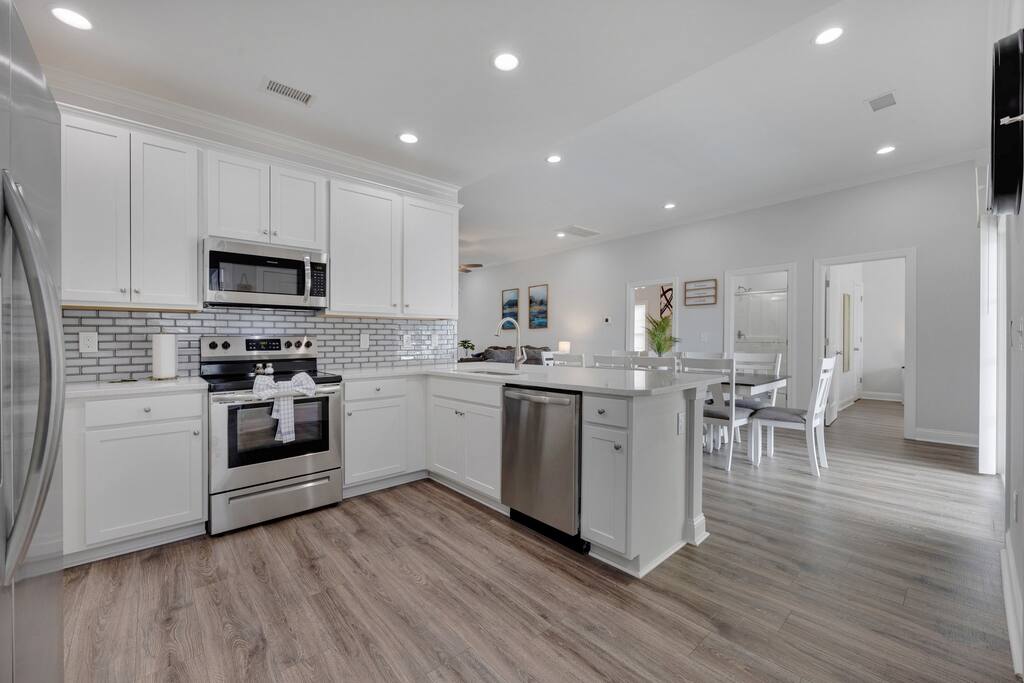 Hibiscus Hideaway Walk to Beach and Main Street