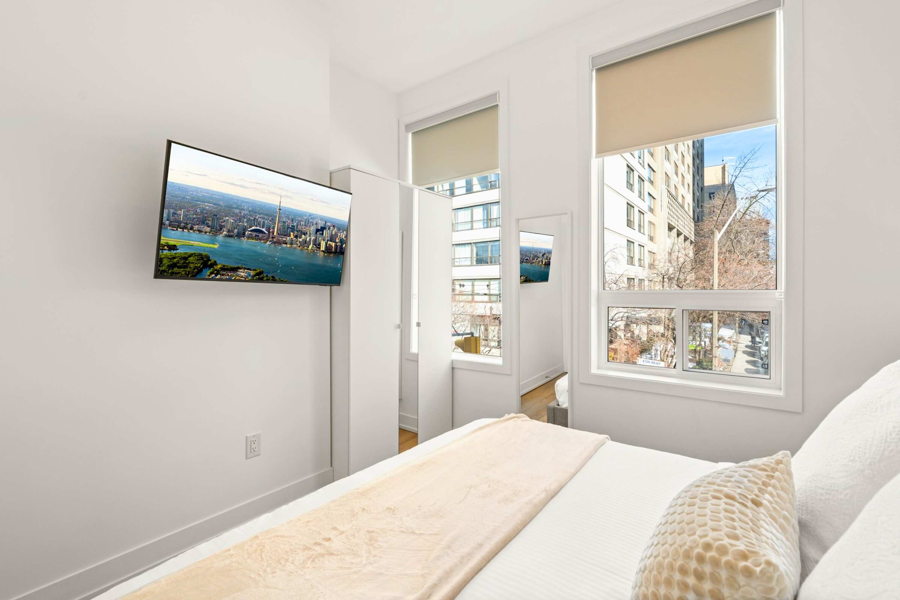 Queen bedroom with smart TV 2.