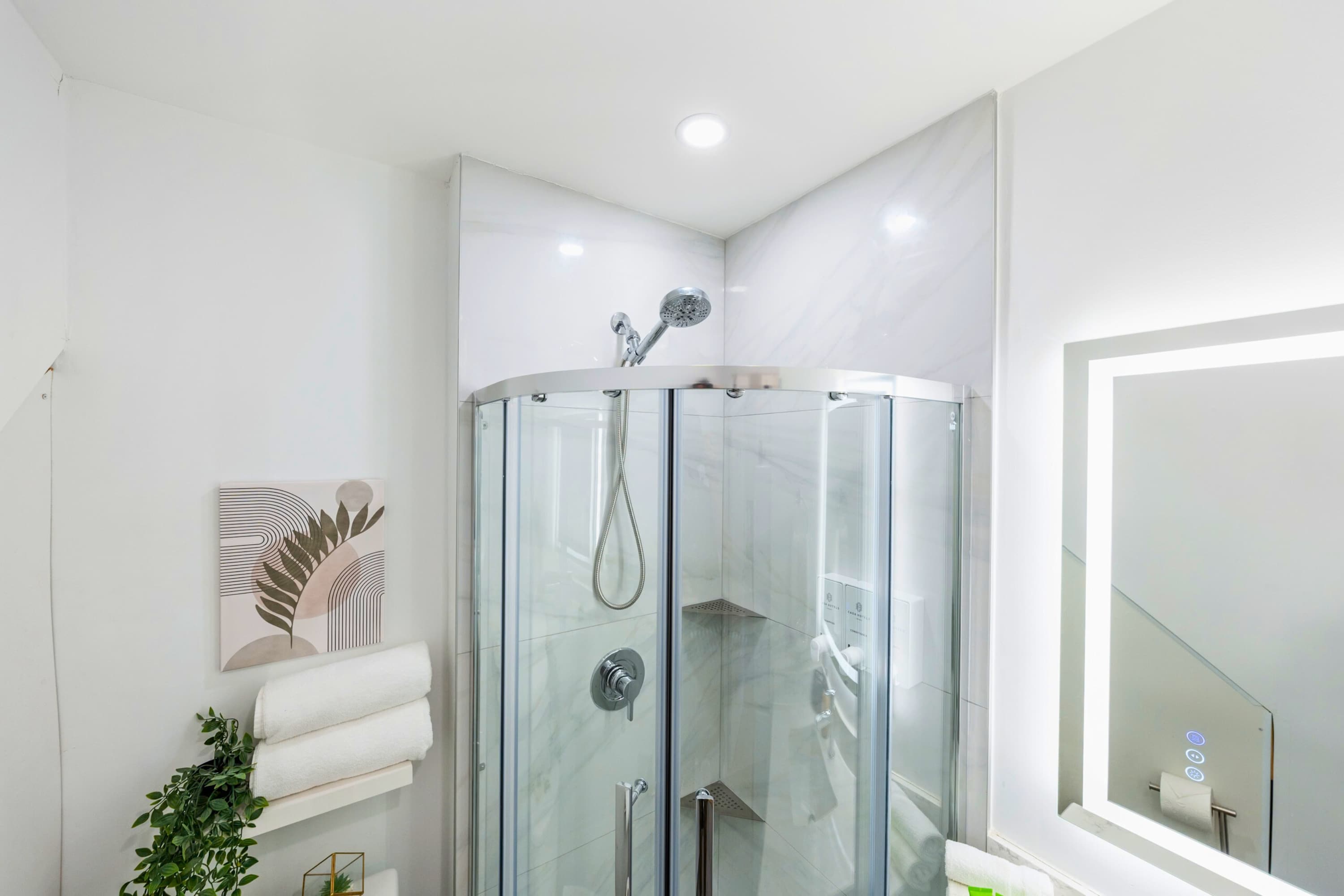 The McCaul by Casa Hotels Spacious Group Suite | Photo 22