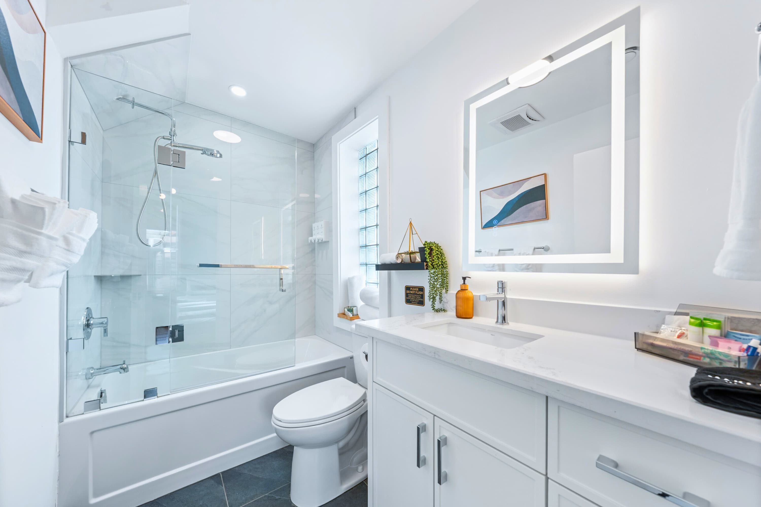 The McCaul by Casa Hotels Spacious Group Suite | Photo 31