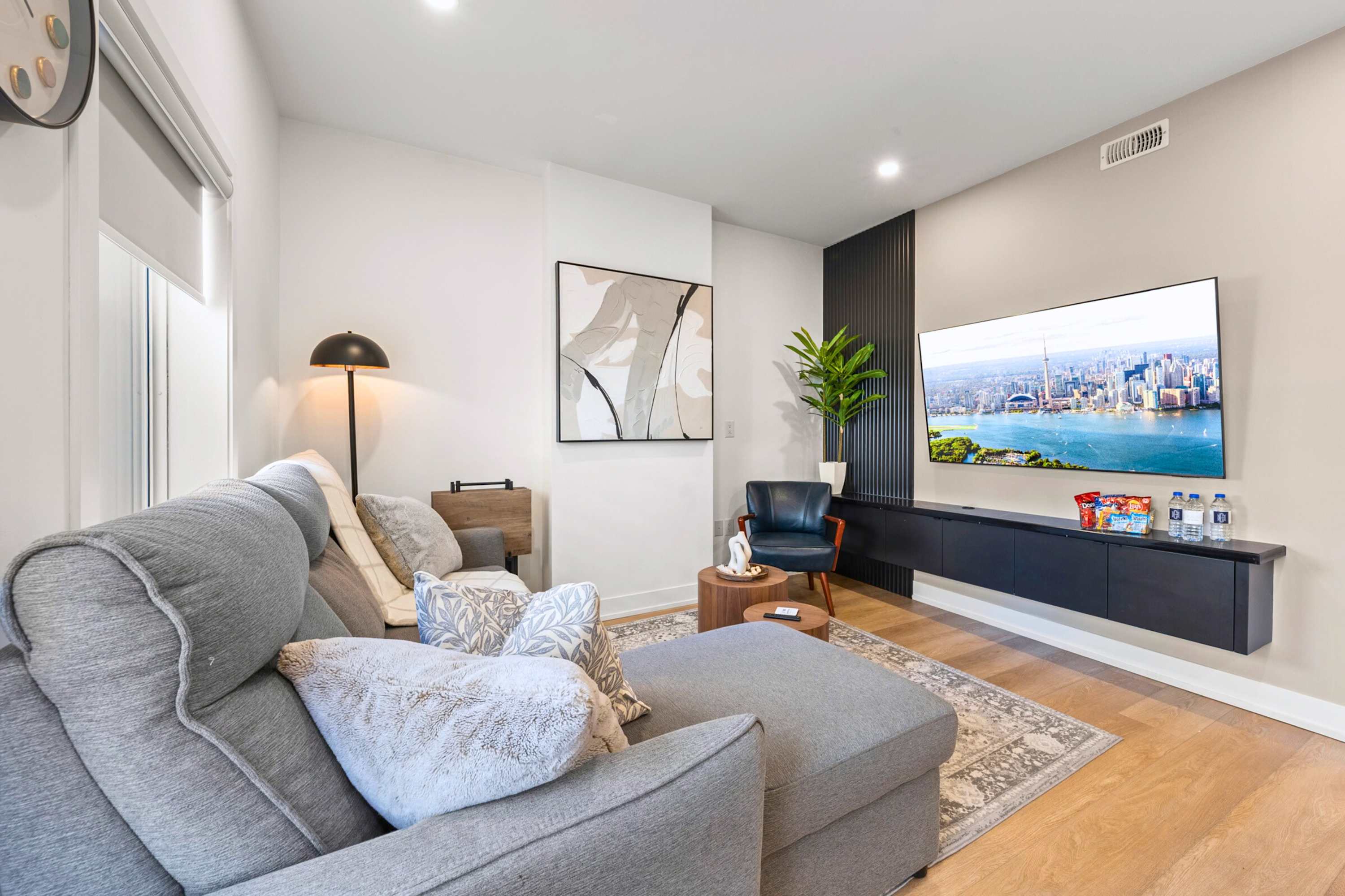 The McCaul by Casa Hotels Unbeatable Location 7