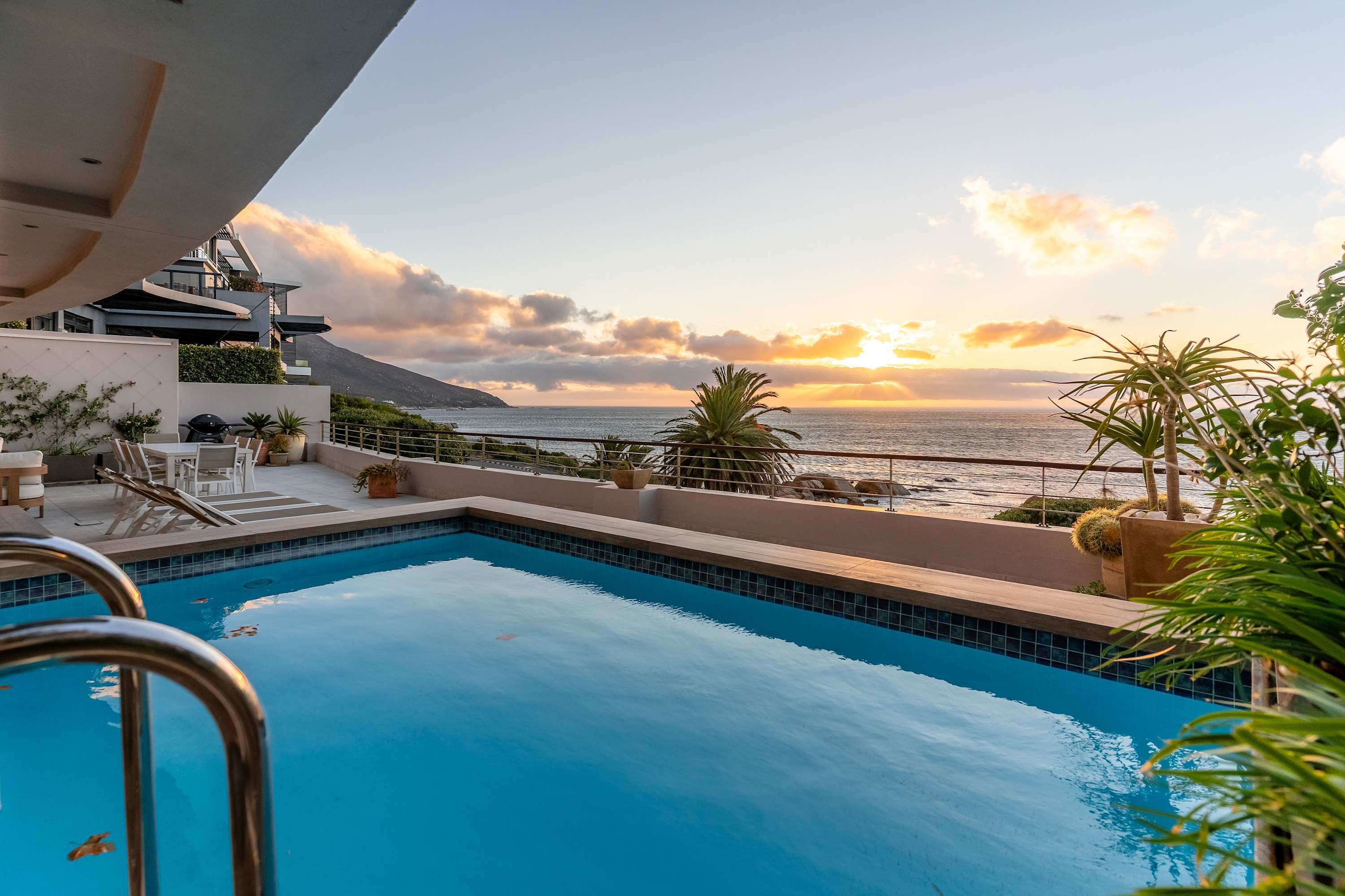 Bakoven Sunsets - Luxury Apt with sea views & pool — Cape Town, Western Cape — vacation rental