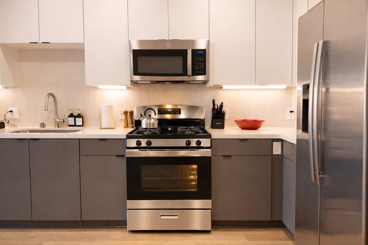 Designer Apartment w/ Pool & Gym 10 Min to Disney