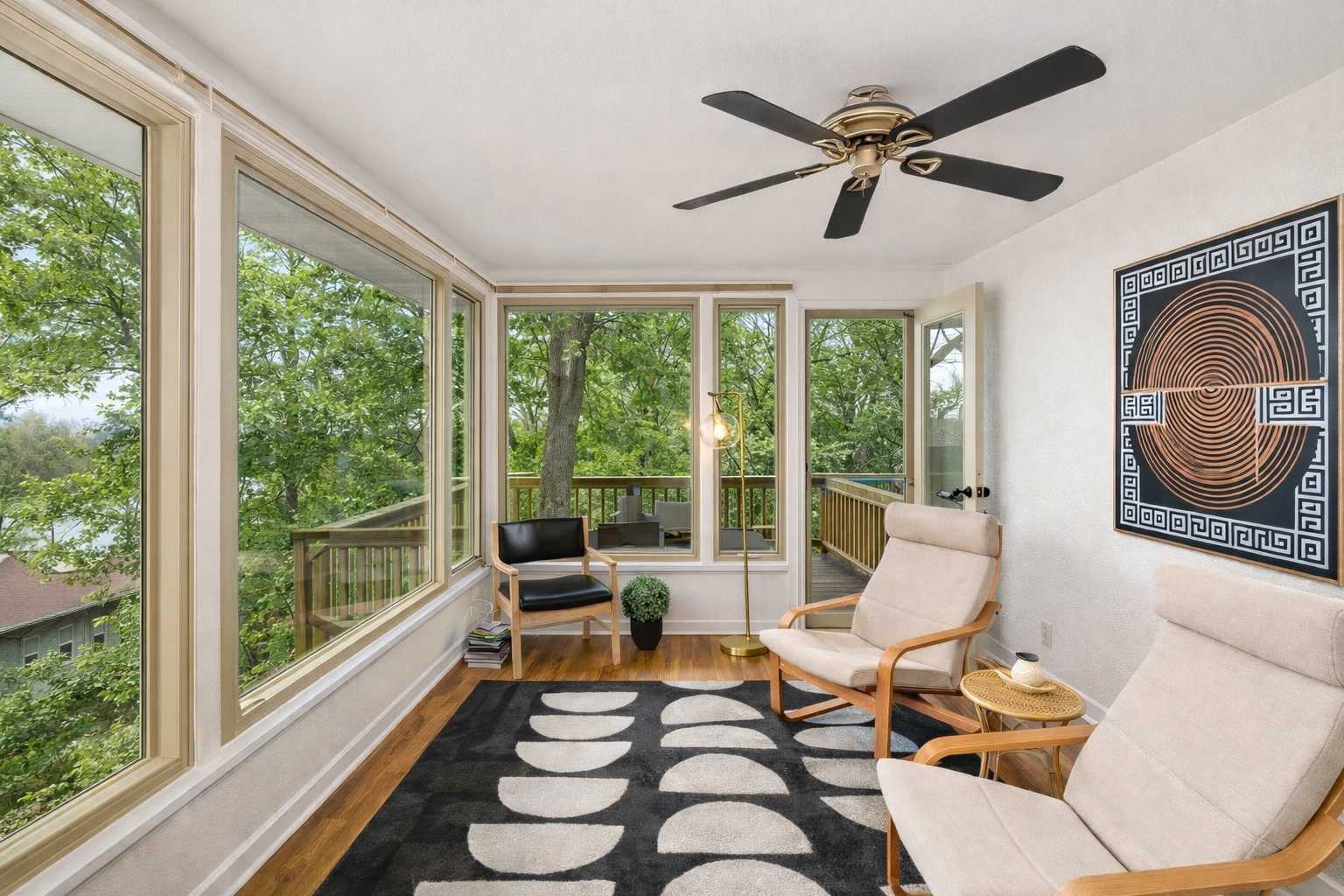 Beautiful River View And Dedicated Workspace - Elegant Escape - Appleton, WI