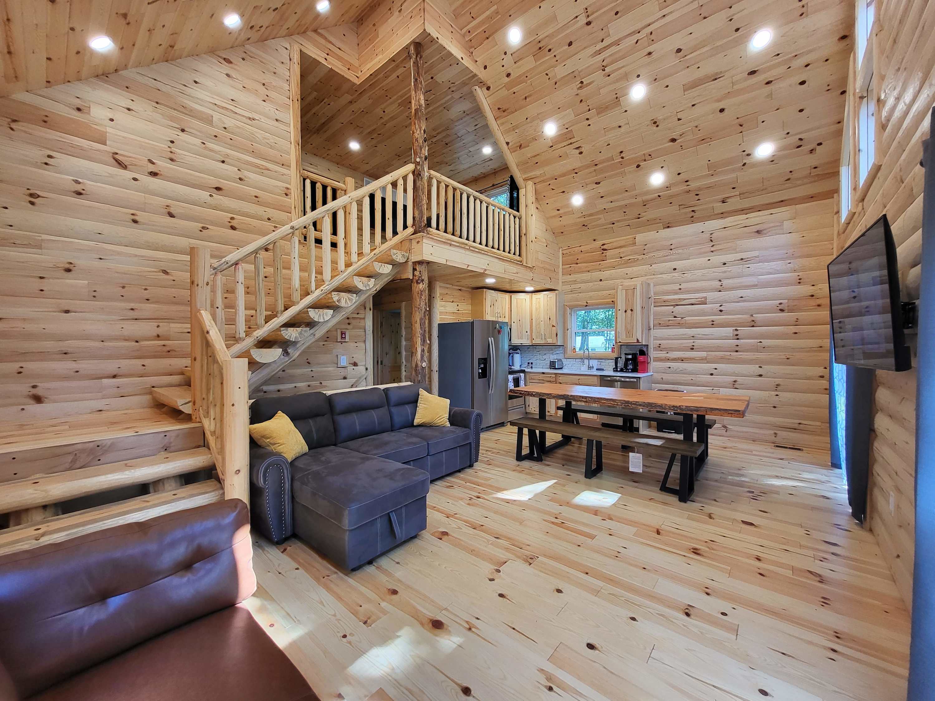 Log Cabin, Game Room, Hot Tub Close to Lake!