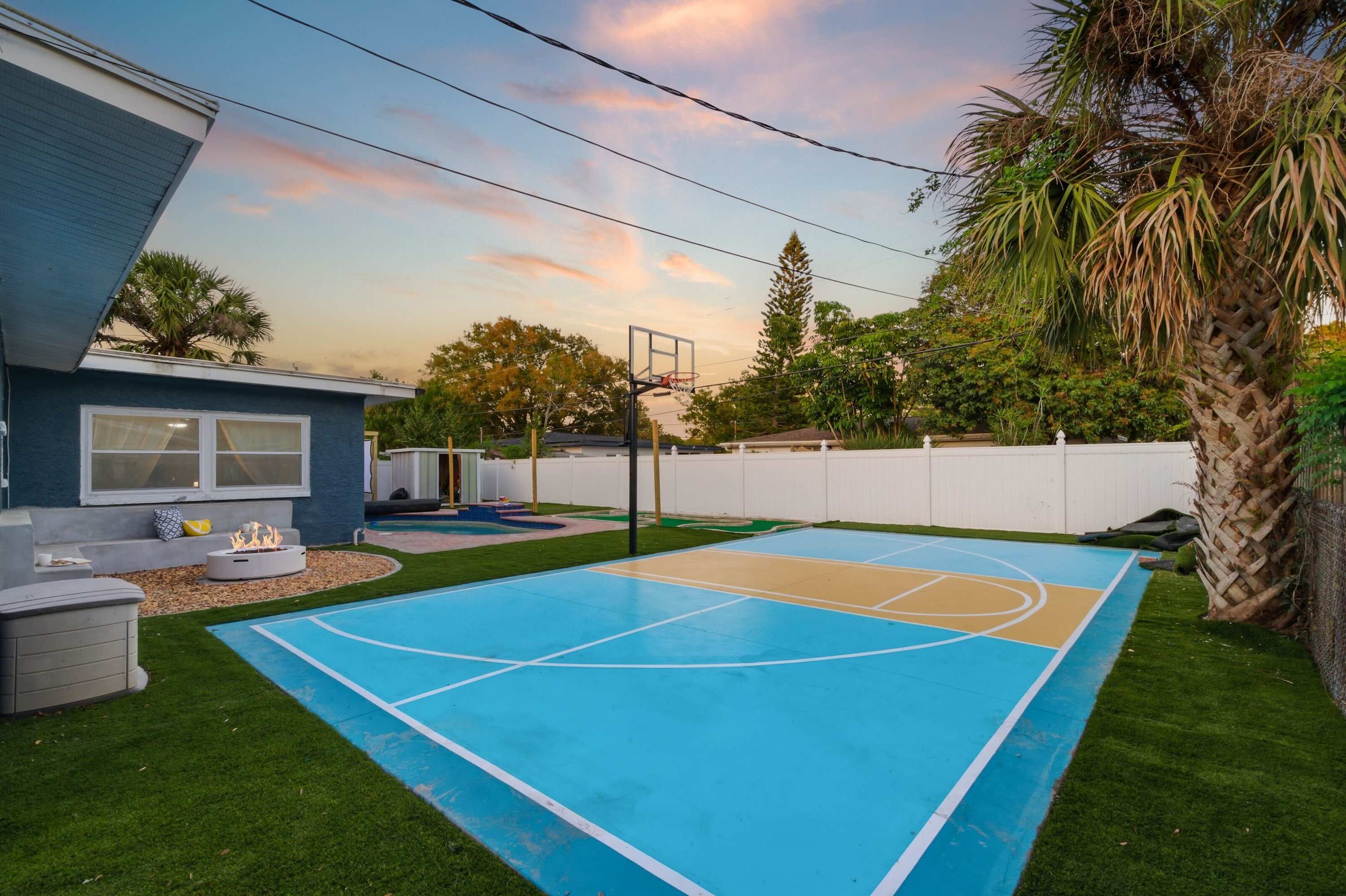 Heated Pool! Pickleball! Fire Pit! Outdoor Theatre