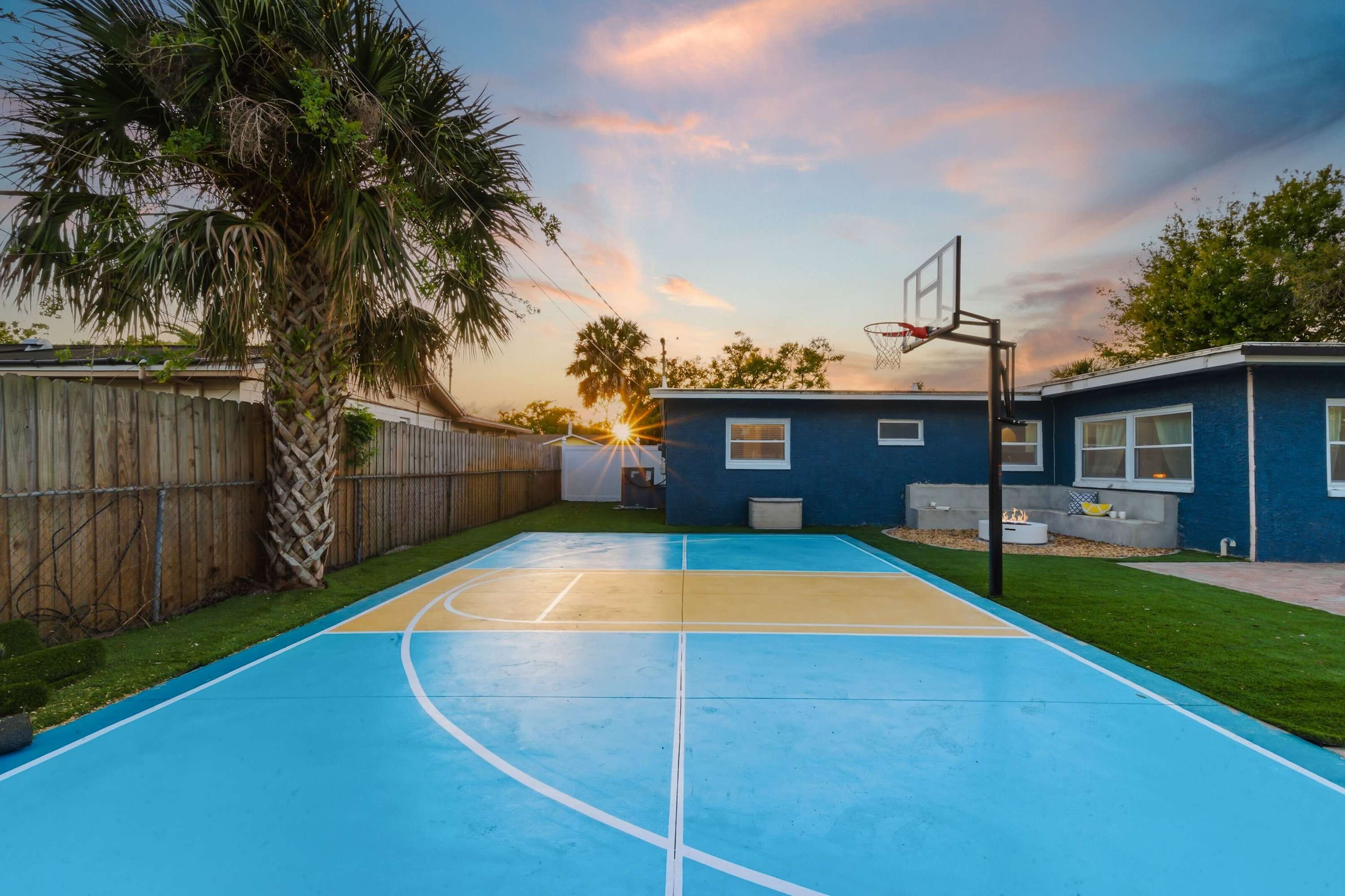 Heated Pool! Pickleball! Fire Pit! Outdoor Theatre
