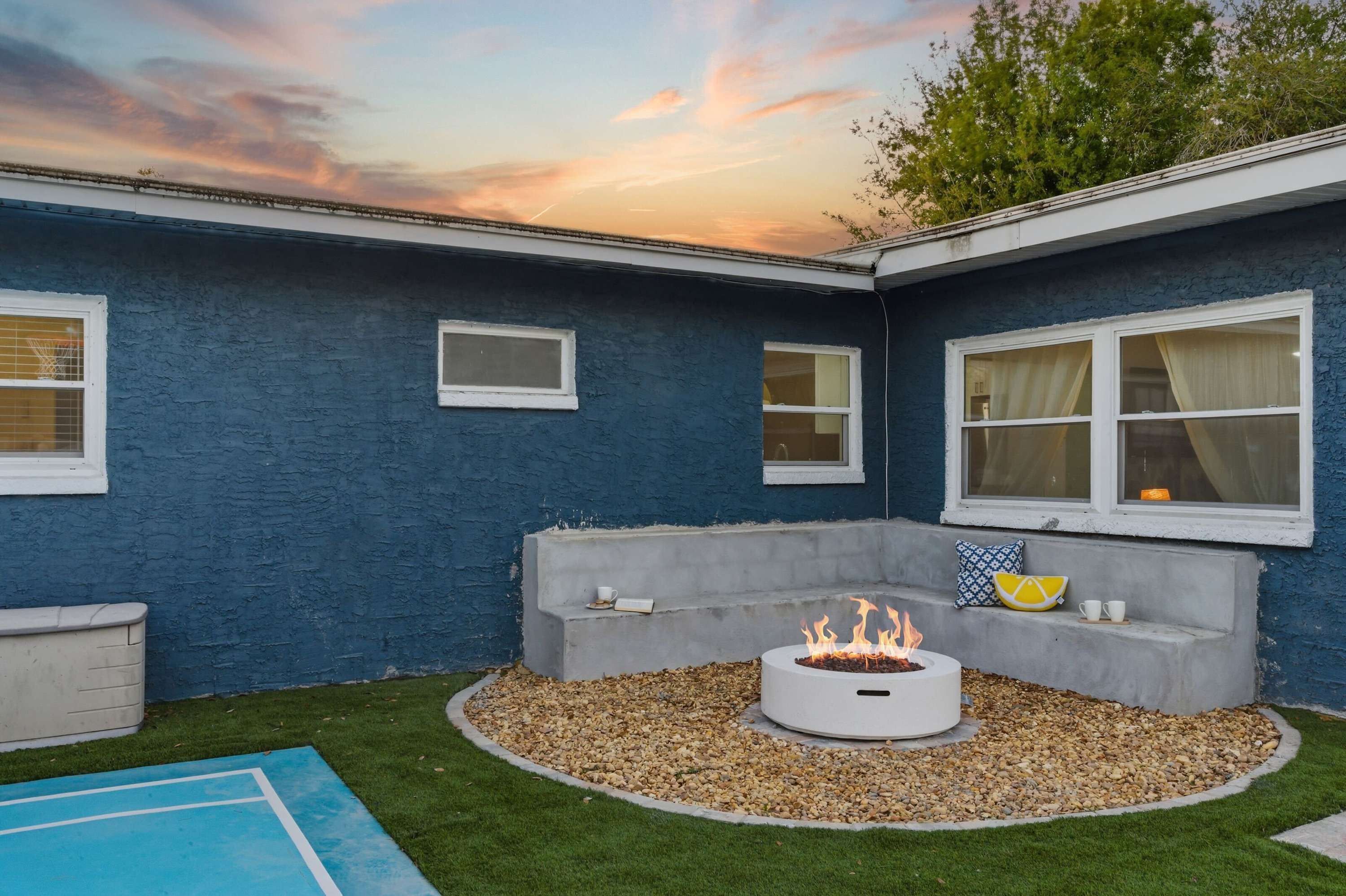 Heated Pool! Pickleball! Fire Pit! Outdoor Theatre
