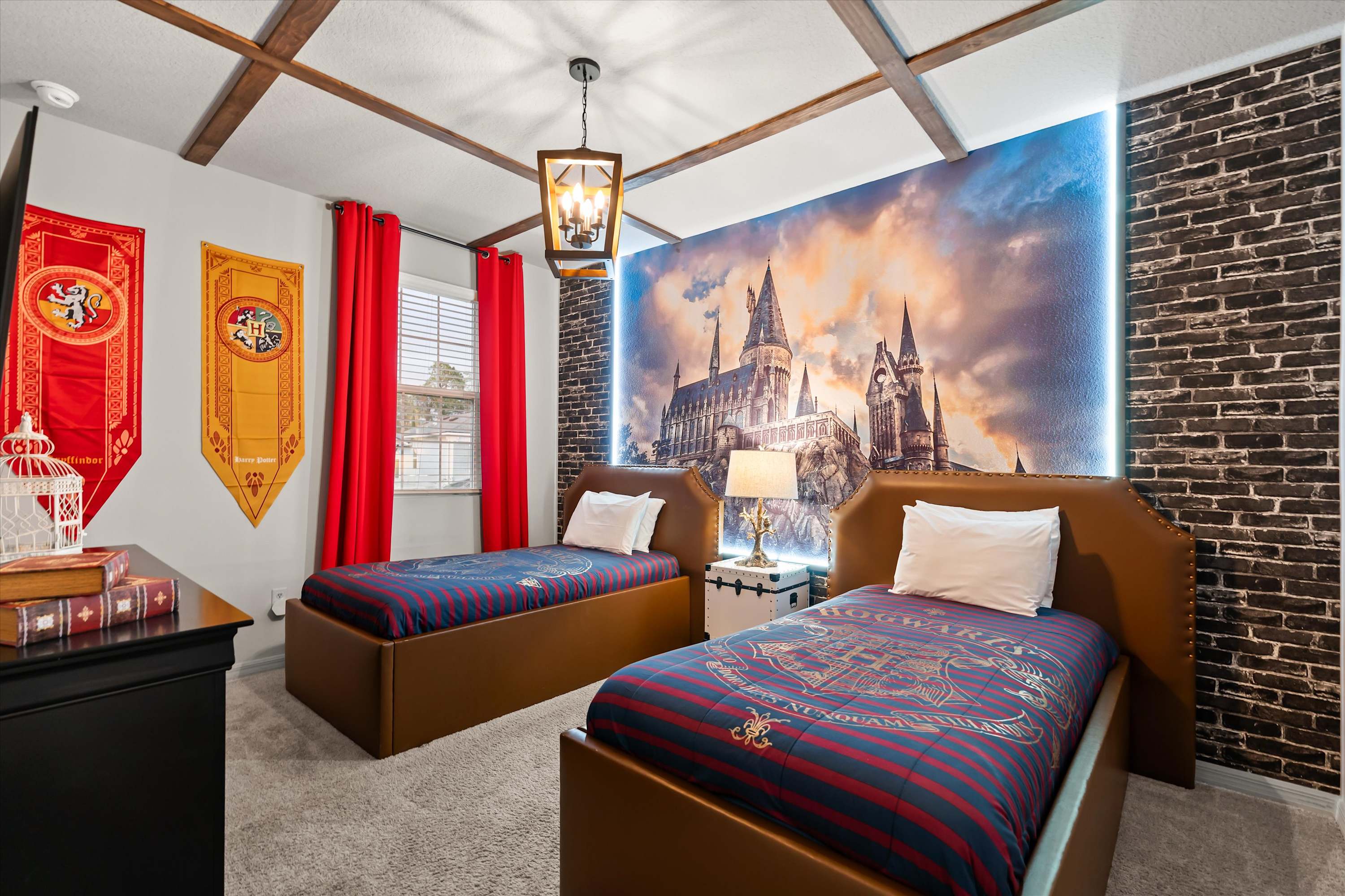 Harry Potter-inspired room with two separate beds for playful and comfortable nights.