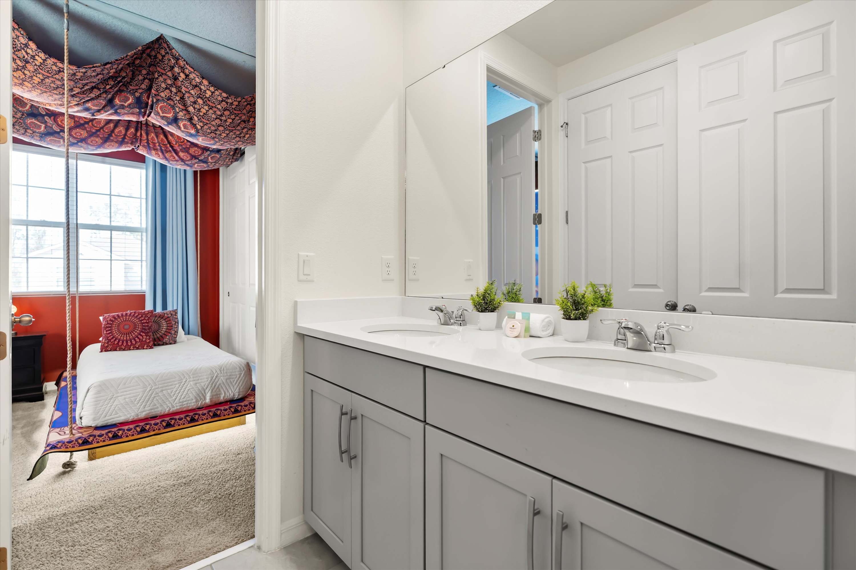 Bathroom connected to the Aladdin room, ideal for easy and practical use for kids and adults.