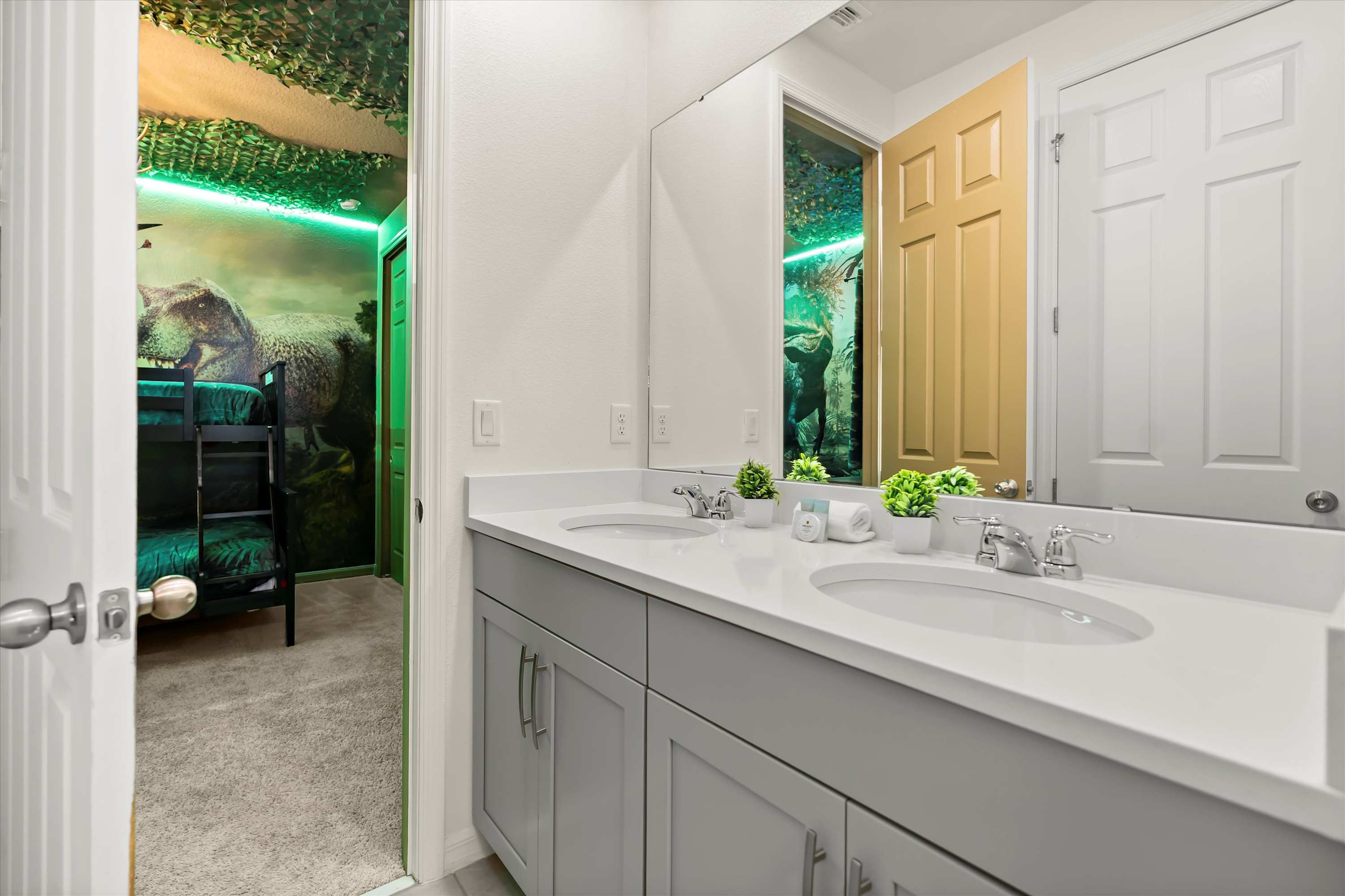 Private bathroom for the Jurassic Park-themed room, perfect for families and kids.